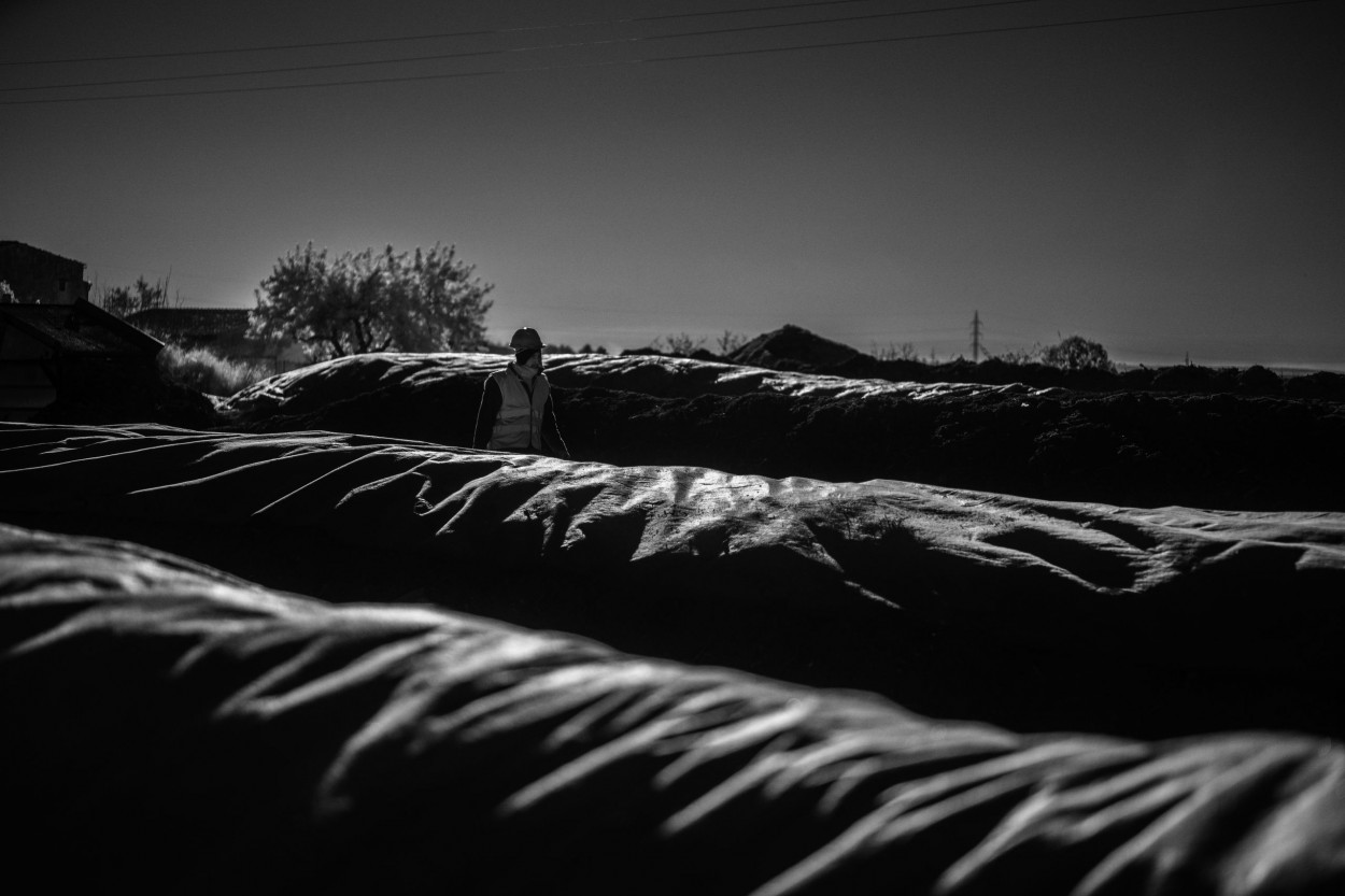 Terra LLum, project by photographer Pep Bonet, A man in a field of charcoal